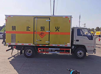 东河镇爆破器材运输车