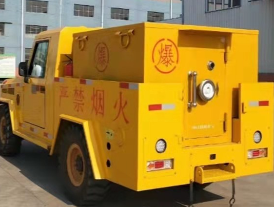 东河镇凯龙爆破器材运输车：保障爆破任务的安全运行